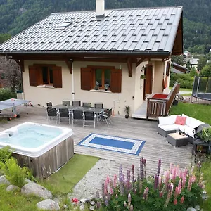 Large Chalet, Sleeps 12, 200m2, 5 Bedroom, 4 Bathroom, Garden, Jacuzzi, Sauna Chamonix